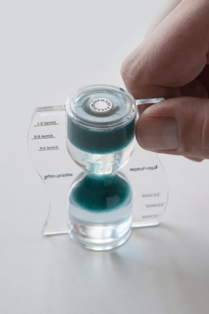 Διάφανη κλεψύδρα paradox tea timer πάνω σε άσπρη επιφάνεια