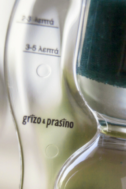 Κοντινή λήψη της επιγραφής grizo & prasino πάνω στην κλεψύδρα